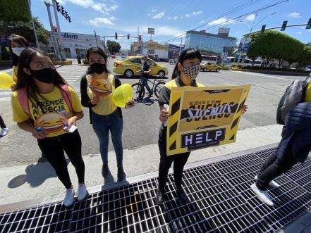 Jóvenes marchan y dan mensajes contra el suicidio