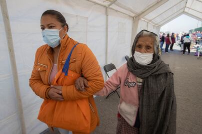 "Con aplausos", abuelitos agradecen a enfermeras que los vacunaron contra el Covid-19 