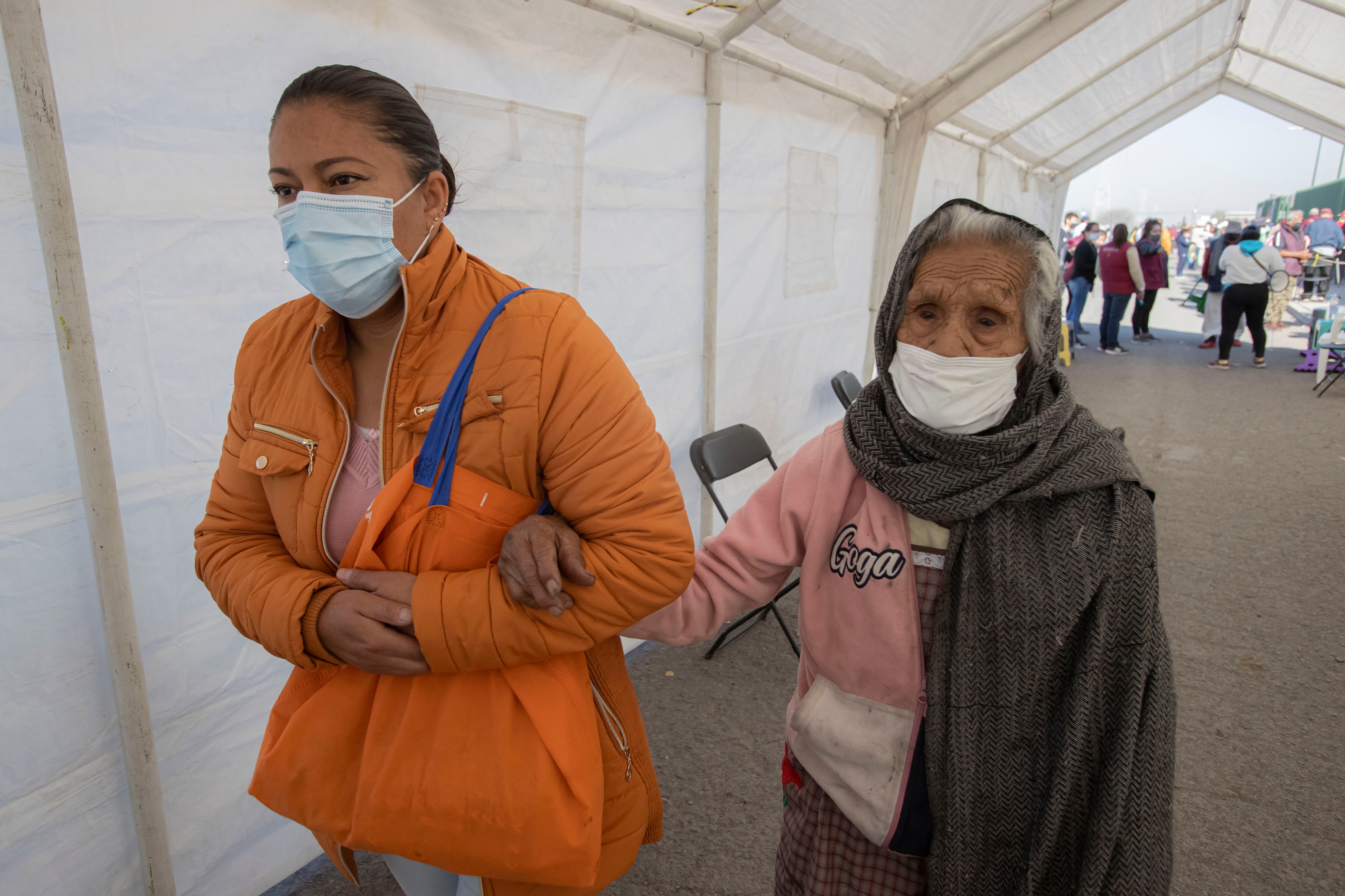 "Con aplausos", abuelitos agradecen a enfermeras que los vacunaron contra el Covid-19