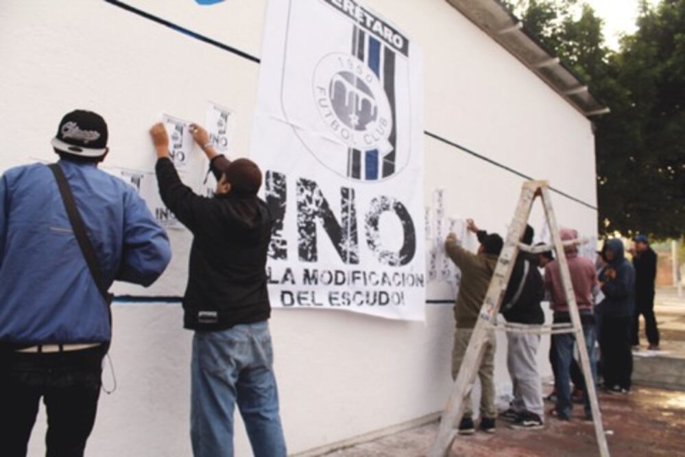 Protesta por cambios a escudo