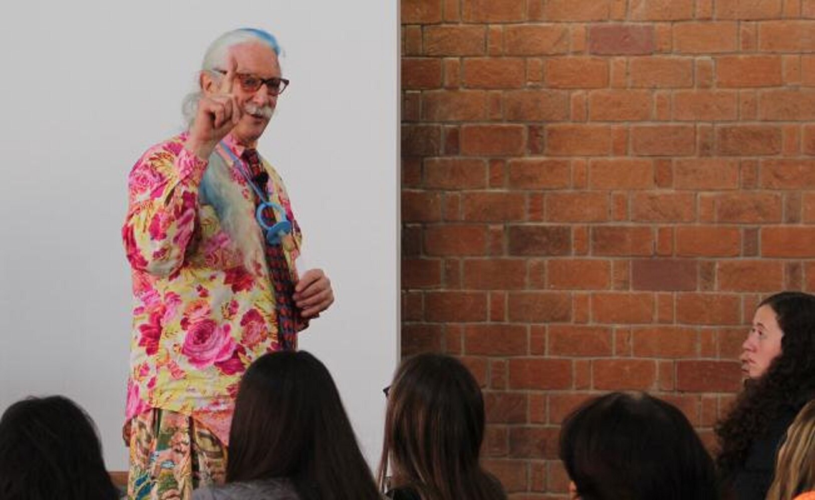 Autores de tiroteos en EU no son enfermos mentales, afirma "Patch Adams"