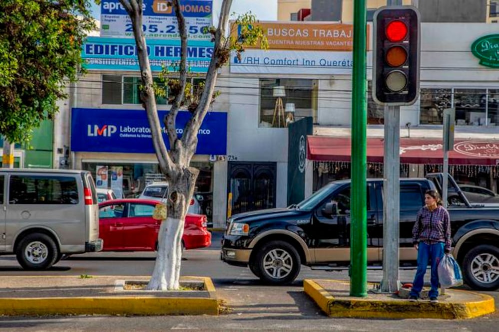 Para realizar el proceso de semaforización se contempla una inversión de 67 mdp para los ejes de avenida De la Luz y avenida Constituyentes (ARCHIVO. EL UNIVERSAL)