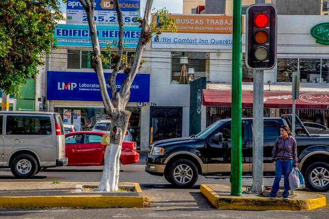 Para realizar el proceso de semaforización se contempla una inversión de 67 mdp para los ejes de avenida De la Luz y avenida Constituyentes (ARCHIVO. EL UNIVERSAL)