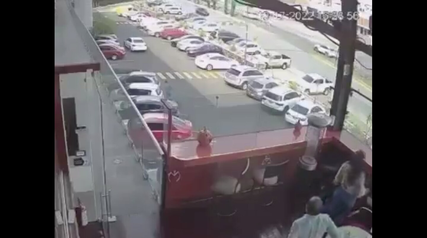 Ejecutan a hombre en Starbucks de Milenio III; lo agredieron con arma de fuego