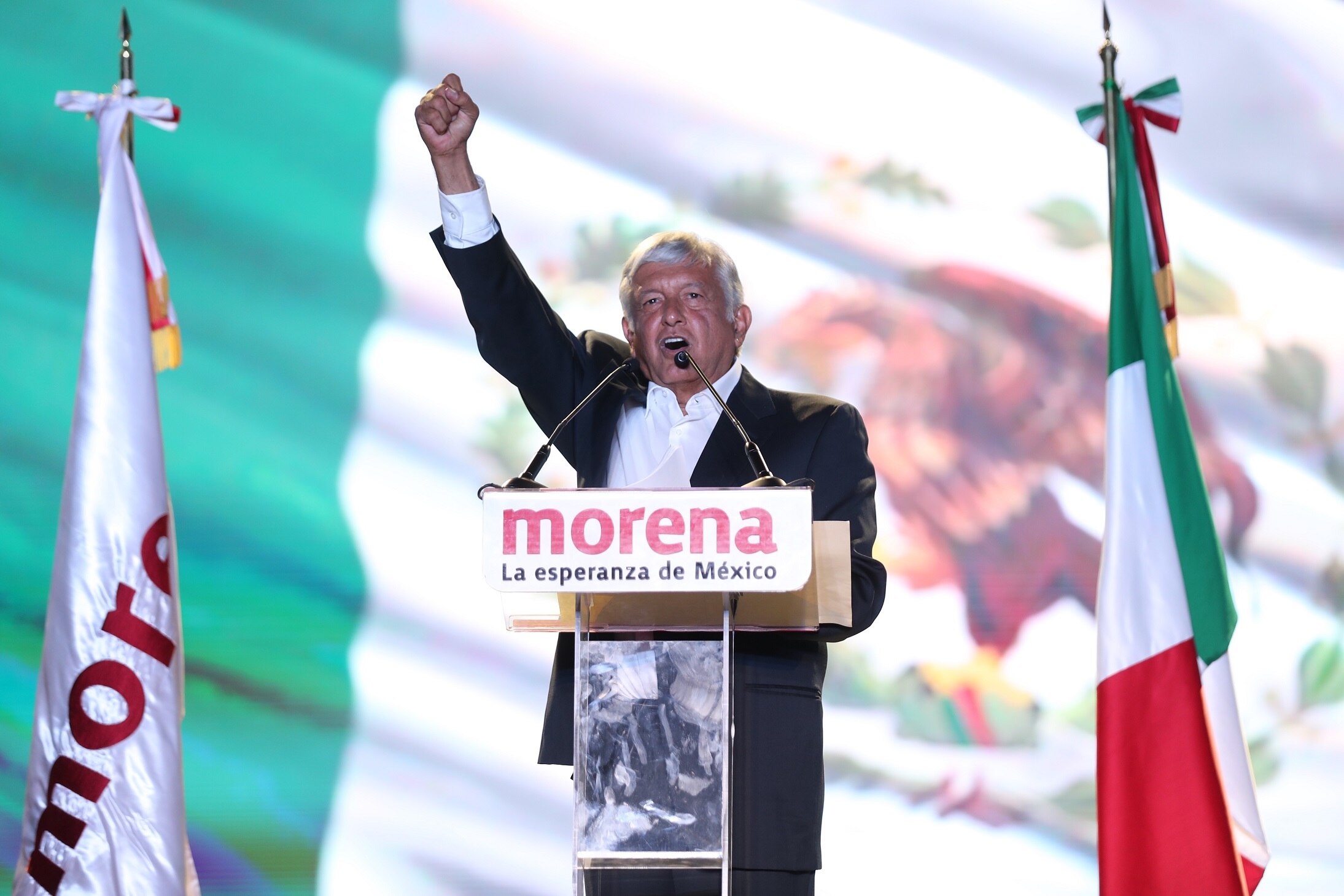 AMLO recuerda a luchadores sociales en su cierre de campaña en el Azteca