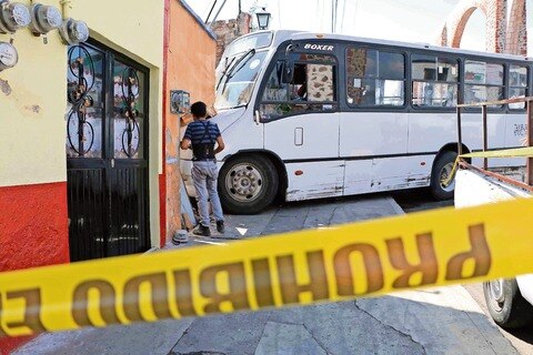 Camión se estrella contra una vivienda; no reportan heridos