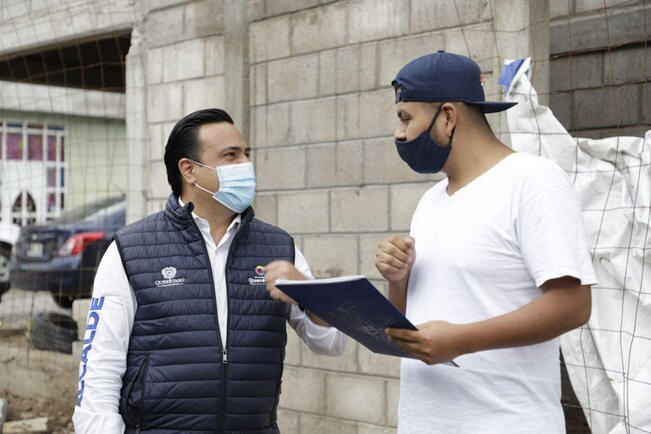 Entrega Luis Nava 31 escrituras a familias en Félix Osores