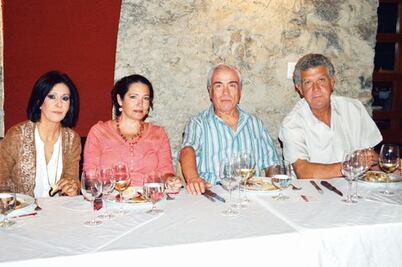 Disfrutan del buen vino