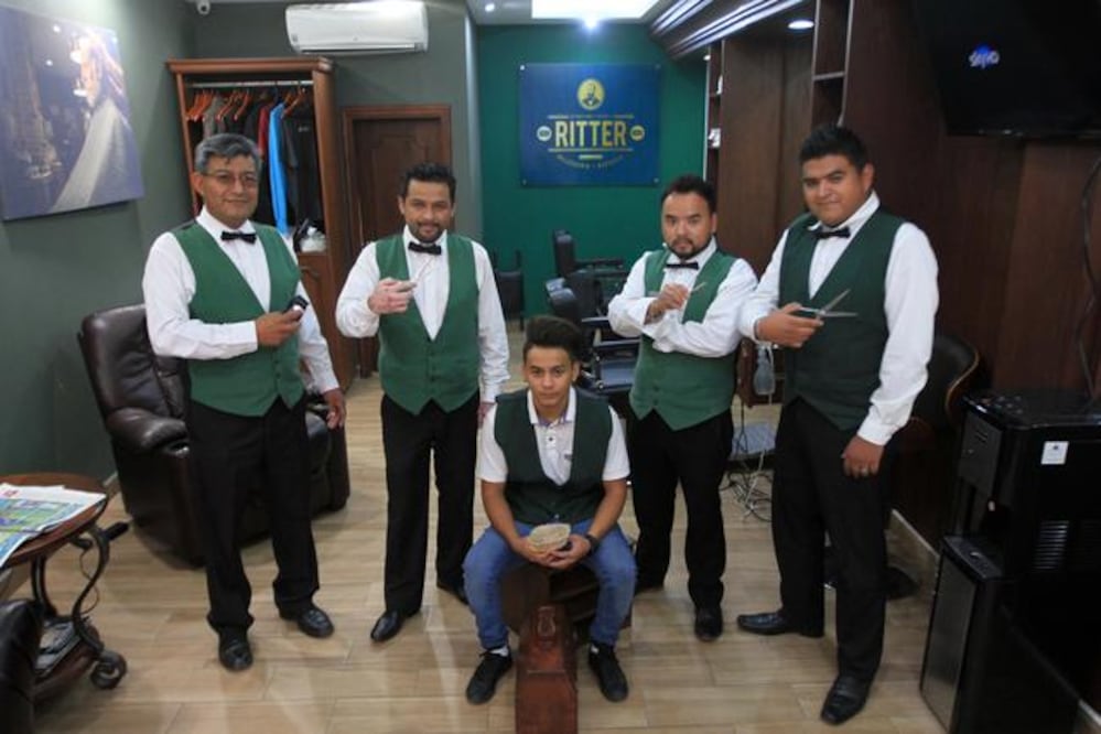 Leobardo asegura que Ritter es la única barbería en todo Querétaro en tener un “chicharito”, por lo regular es un joven que mientras aprende el oficio limpia a los clientes los residuos de cabello, o les bolea los zapatos (Foto: CÉSAR GÓMEZ)