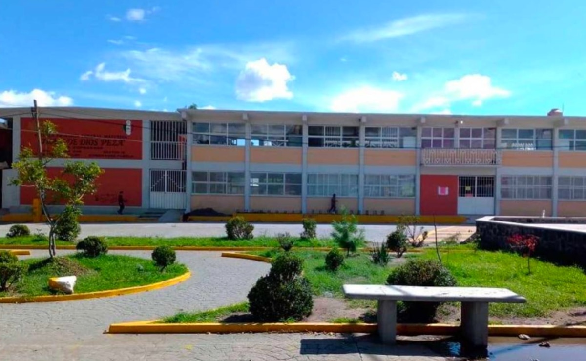 Acusan a maestra de cobrar 5 pesos a alumnos de primaria si le ven el escote o las piernas