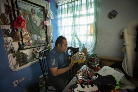 Del ring al cuarto de costura. Zarpa de Tigre Junior confecciona la lucha libre queretana 