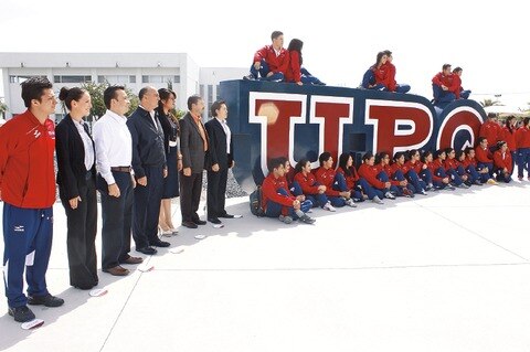 Entregan apoyos a universitarios