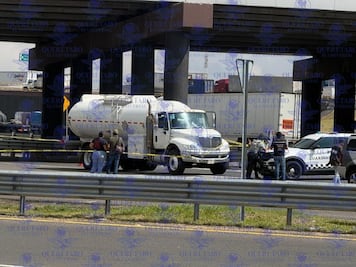 Muere operador de una pipa mientras circulaba por distribuidor vial en Santa Rosa Jáuregui