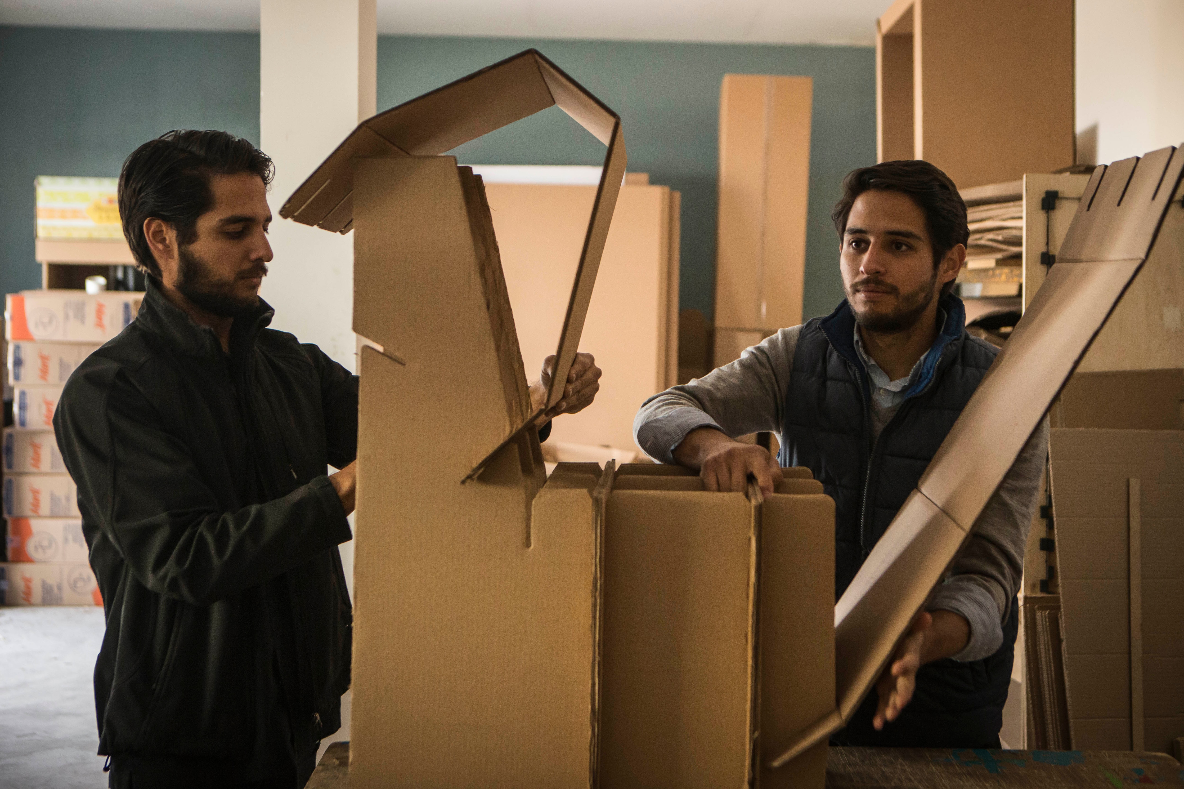 El catálogo se integra por alrededor de 60 productos, también realizan regalo s y promocionales, además de que ofrecen servicios de diseño personalizado (DEMIAN CHÁVEZ. EL UNIVERSAL)