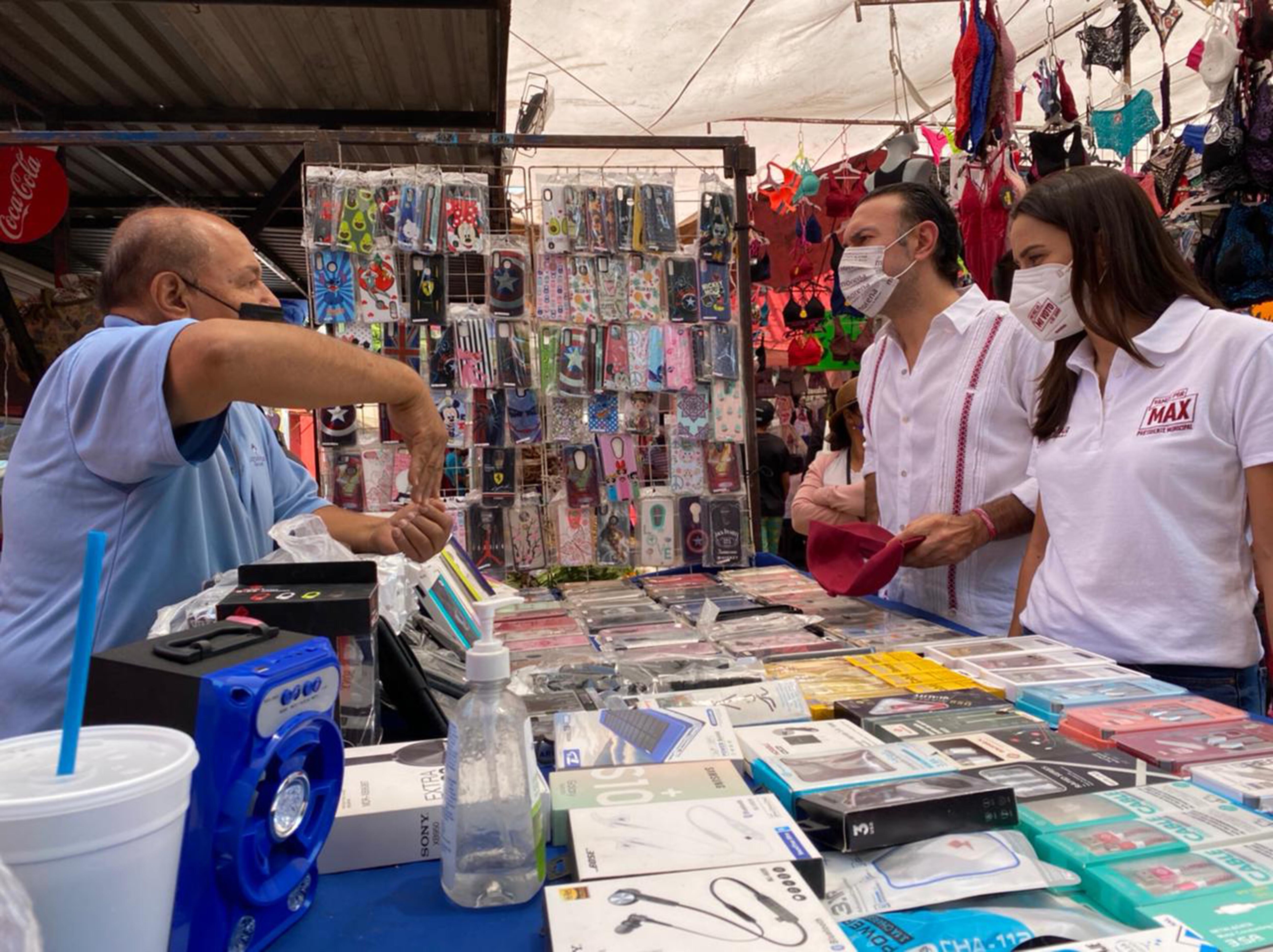 Va Maximiliano por apoyo económico para comerciantes