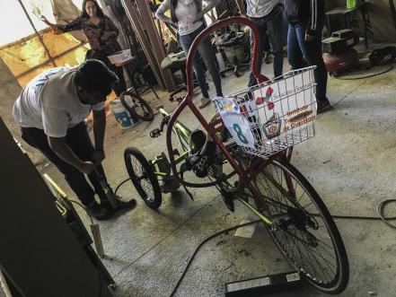 Estudiantes van por un vehículo todo terreno 