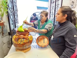 Cada Viernes de Dolores, Susana abre las puertas de su casa para regalar agua en Querétaro