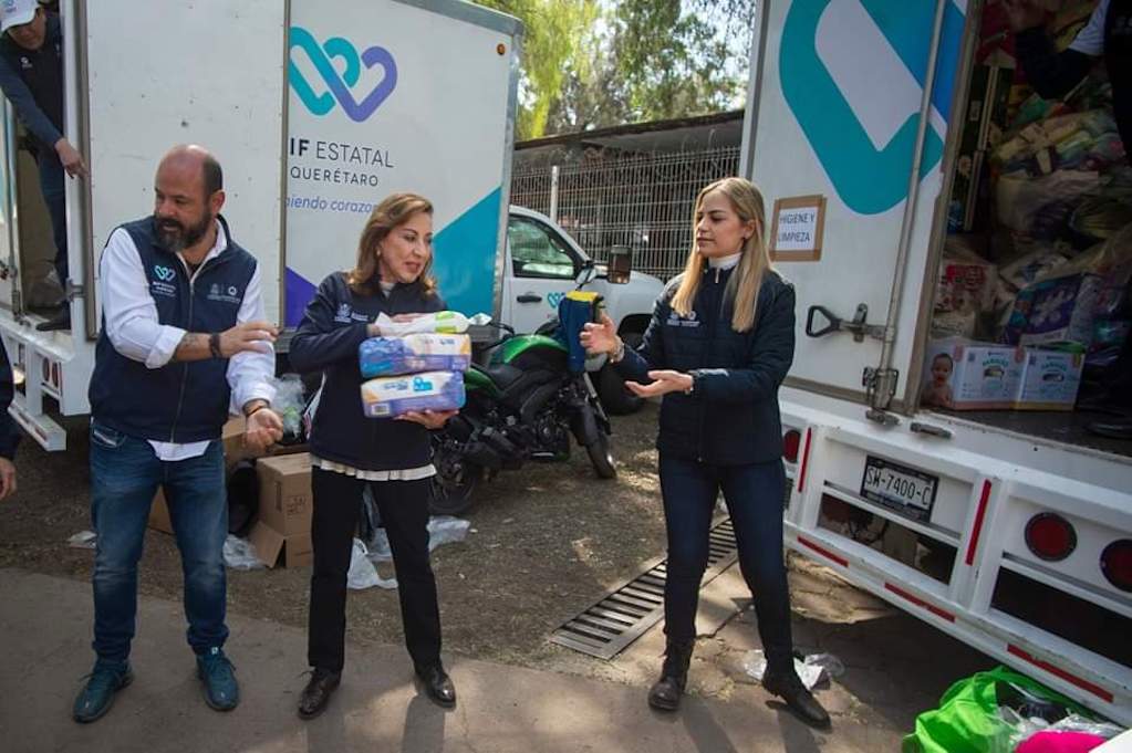 Lupita Murguía carga y organiza víveres para enviar a Siria y a Turquía