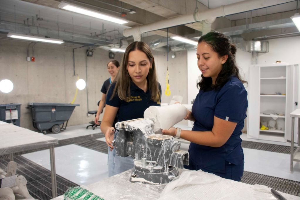 Licenciatura en prótesis, un campo para ayudar
