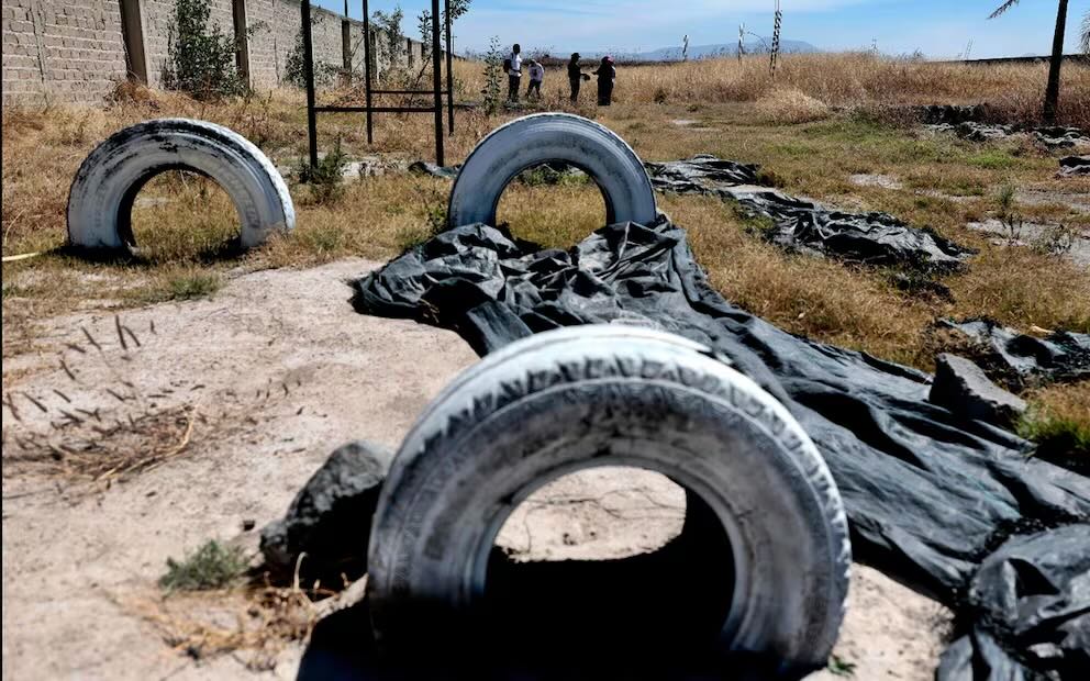 Guerreros Buscadores realizan investigaciones en el Rancho Izaguirre en donde fueron encontrados restos humanos y cientos de pertenencias de personas en Teuchitlán, Jalisco, el 12 de marzo de 2025. Foto: AFP