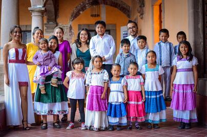 Niñas otomíes actúan en corto sobre bullying