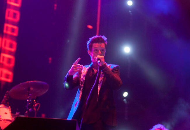 The Killers cerró la noche con temas como “Mr. Brightside” (JULIO CESAR AGUILAR. AFP)