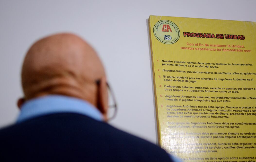 En cada sesión los ludópatas comparten una breve reflexión de los 12 pasos, que en 24 horas llevan a cabo en su vida cotidiana: voluntad, receptividad y humildad, entre otros (Foto: Luis Sánchez)