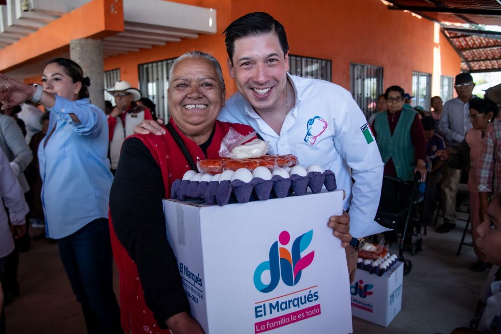 Entrega gobierno de El Marqués despensas del DIF