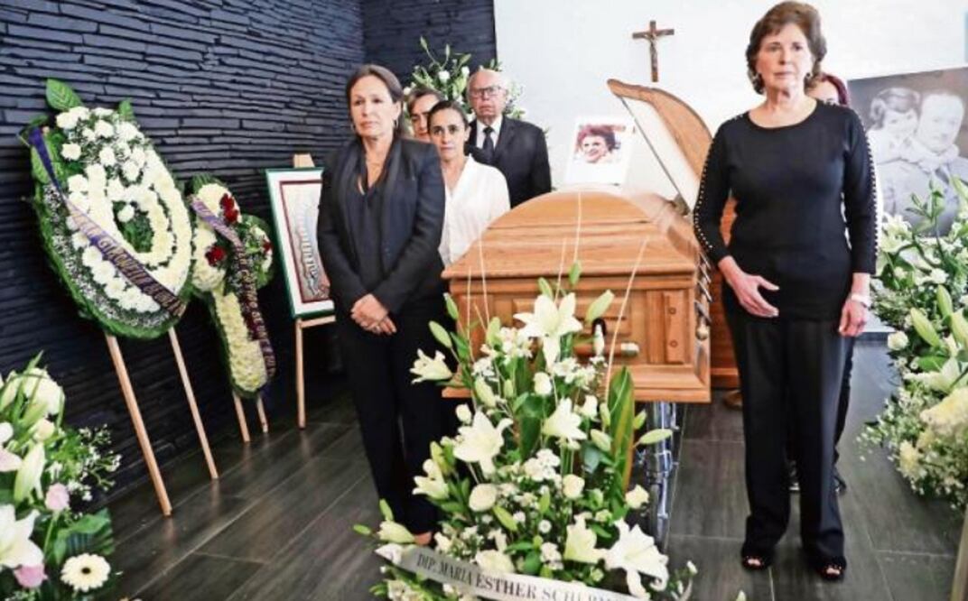 La directora del INBA, Lidia Camacho (izq.) y la secretaría de Cultura, María Cristina Cepeda (der.), montando la guardia de honor. / Foto: Juan Carlos Reyes