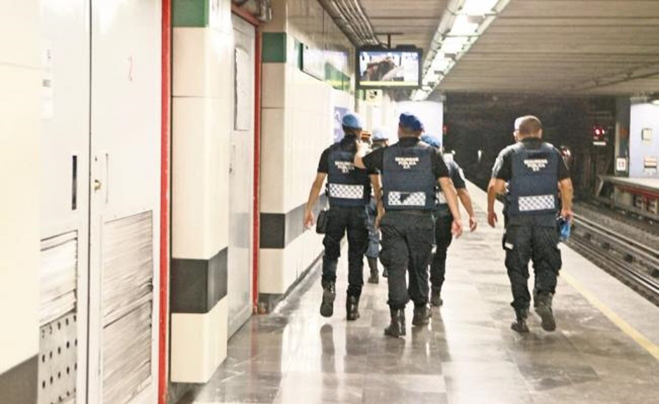 Rescatan a perro que caminaba sobre las vías del Metro en la Línea 8