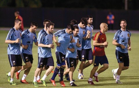 España, con fiesta en hotel a la mexicana