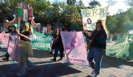 Feministas marchan en Querétaro por el 28S