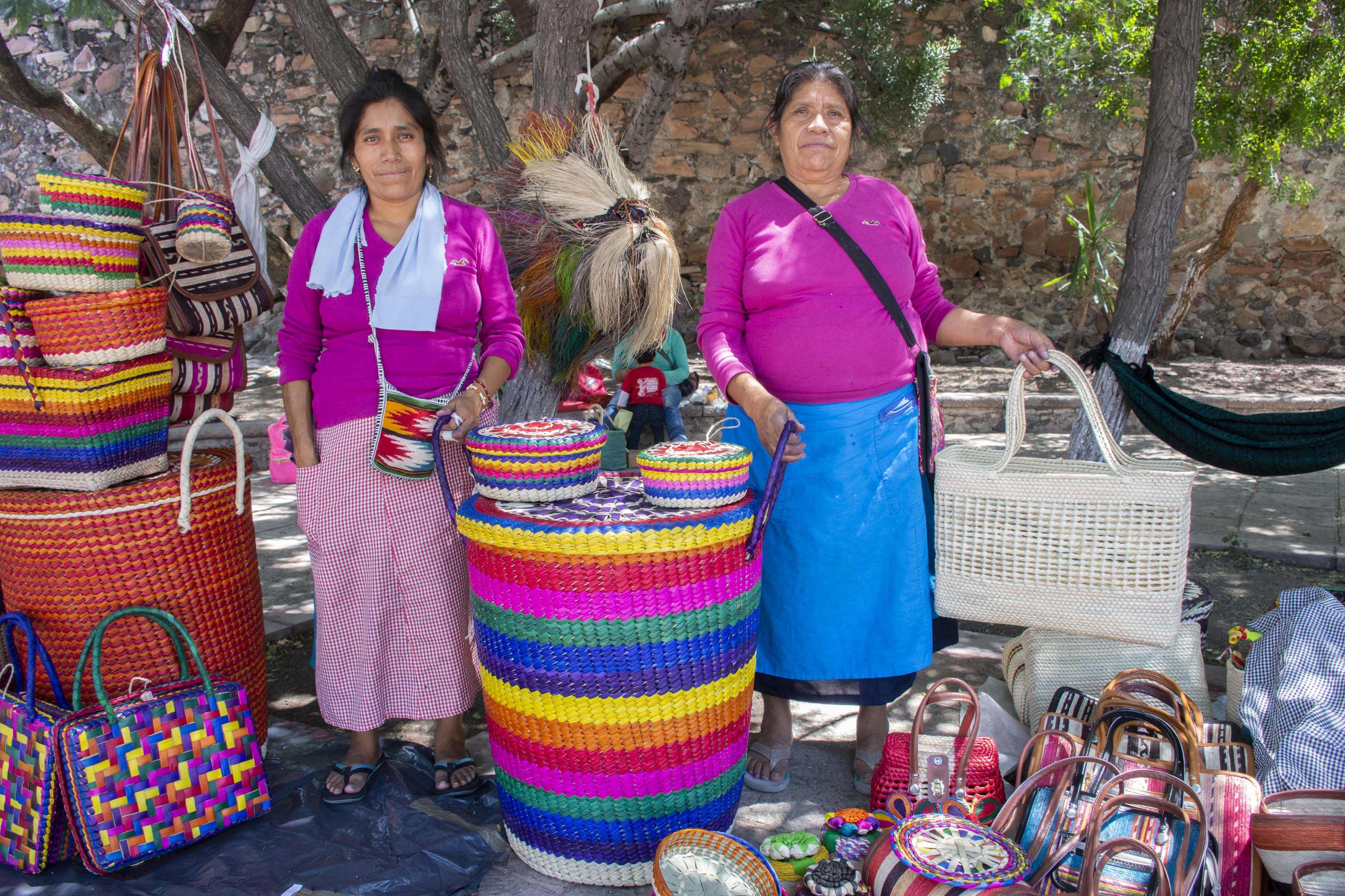 Artesana guerrerense se arriesga para subsistir