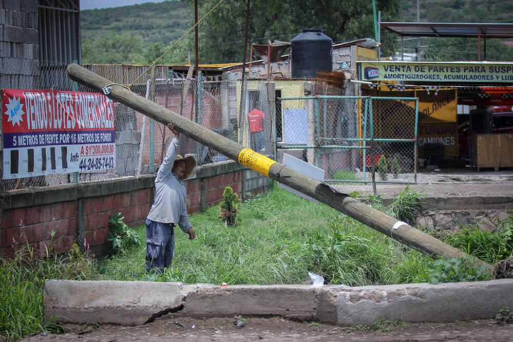 El alcalde Marcos Aguilar aseguró que ante el riesgo de más daños, se invertirán 3 mdp en cambiar la vía de acceso a la comunidad San Miguelito (FOTO: ARCHIVO EL UNIVERSAL)