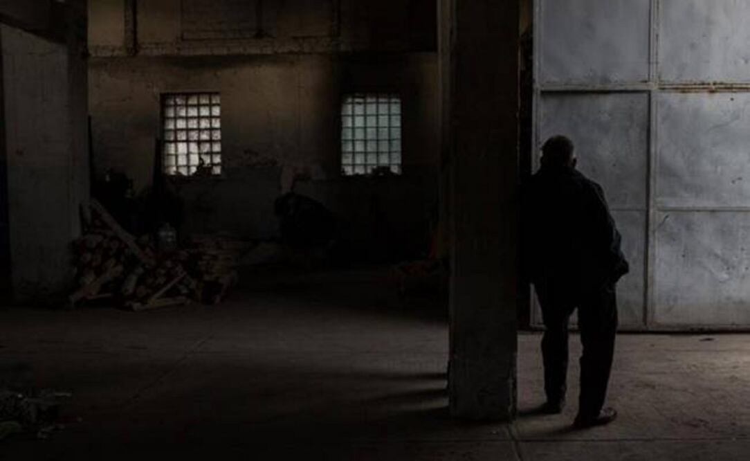 Pedro Marín, dentro de la bodega donde ofrece hospedaje a los trabajadores que llegan a la Ciudad de México desde Xocotla (Ginnette Riquelme. EL UNIVERSAL)