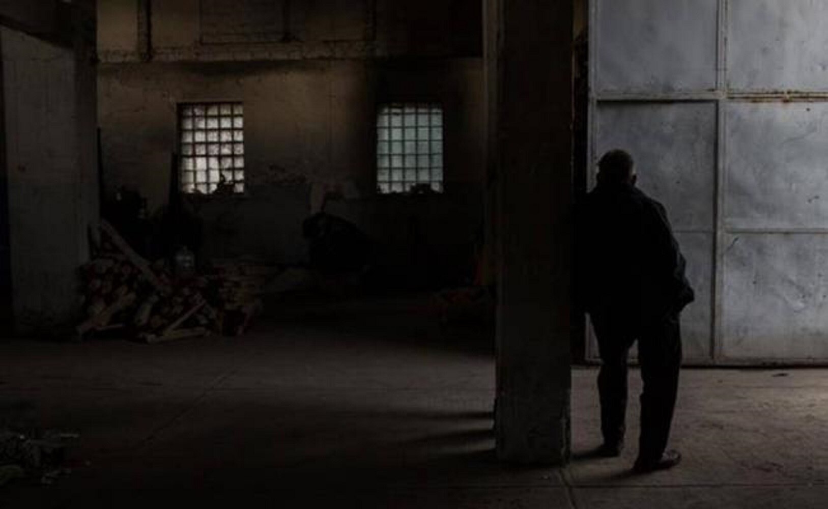 Pedro Marín, dentro de la bodega donde ofrece hospedaje a los trabajadores que llegan a la Ciudad de México desde Xocotla (Ginnette Riquelme. EL UNIVERSAL)