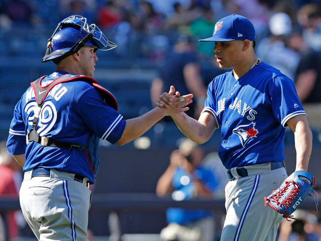 El relevista de los Blue Jays (der.) tendrá participación en el JE. (KATHY WILLENS. AP)