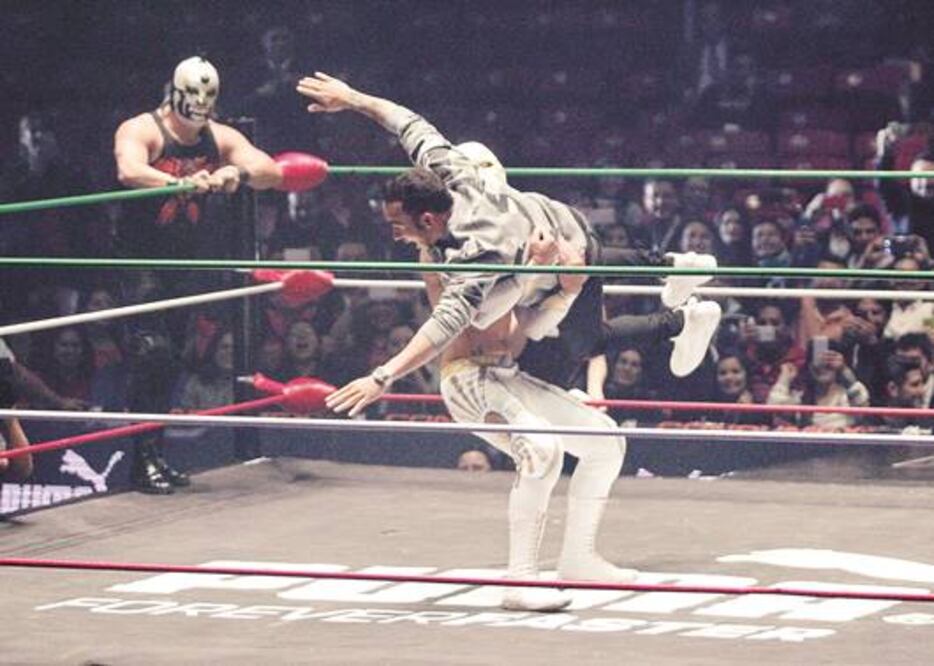 Hamilton somete a Místico en el ring