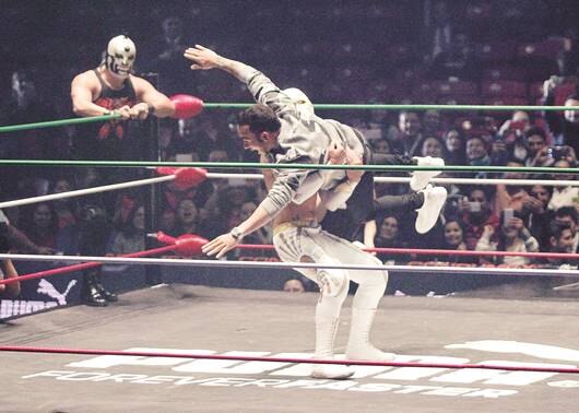 Hamilton somete a Místico en el ring