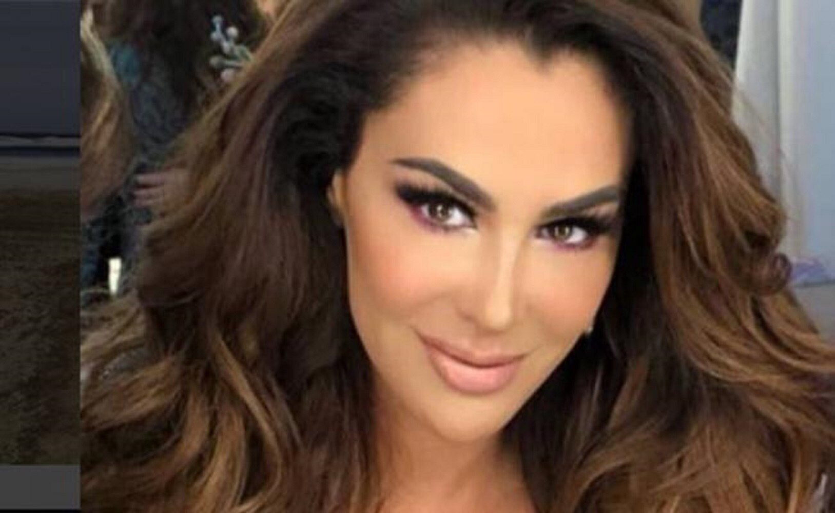 Ninel Conde luce su abdomen plano en bikini