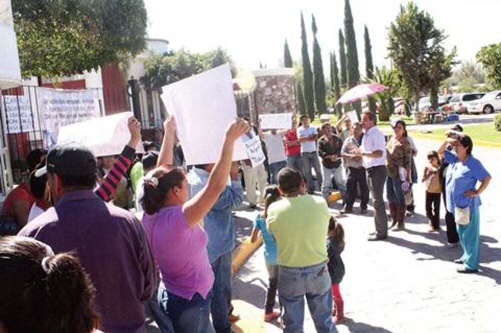 Antorchistas exigen suministro de agua