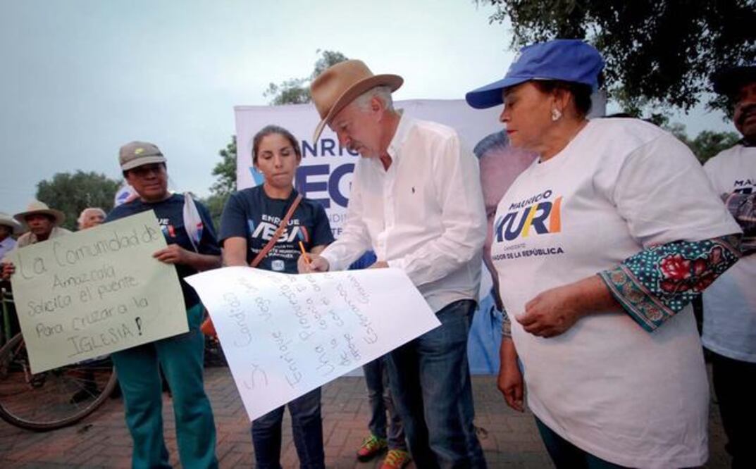 El candidato a la alcaldía de El Marqués Enrique Vega Carriles, se comprometió en la comunidad de Amazacla a construir un puente para acceder a la iglesia de dicha comunidad. / Foto: Especial