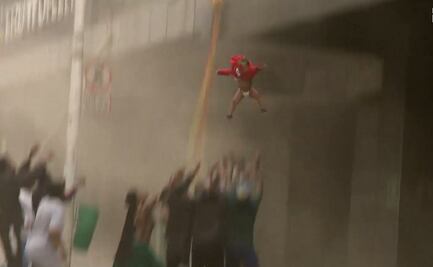 Se viraliza video de mujer aventando a su hija desde edificio en llamas en Sudáfrica