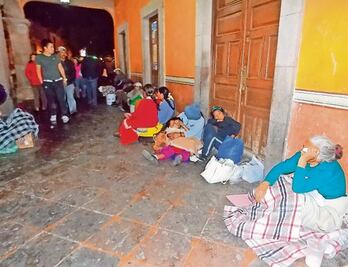 Indigentes se refugian en portales del centro