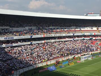 Tras jornada de violencia, familias ocupan la cabecera norte del estadio Corregidora