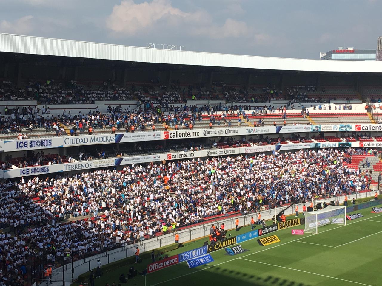 Tras jornada de violencia, familias ocupan la cabecera norte del estadio Corregidora