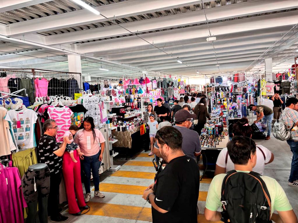 Comerciantes del tianguis de La Cruz superan ventas en Día de Reyes