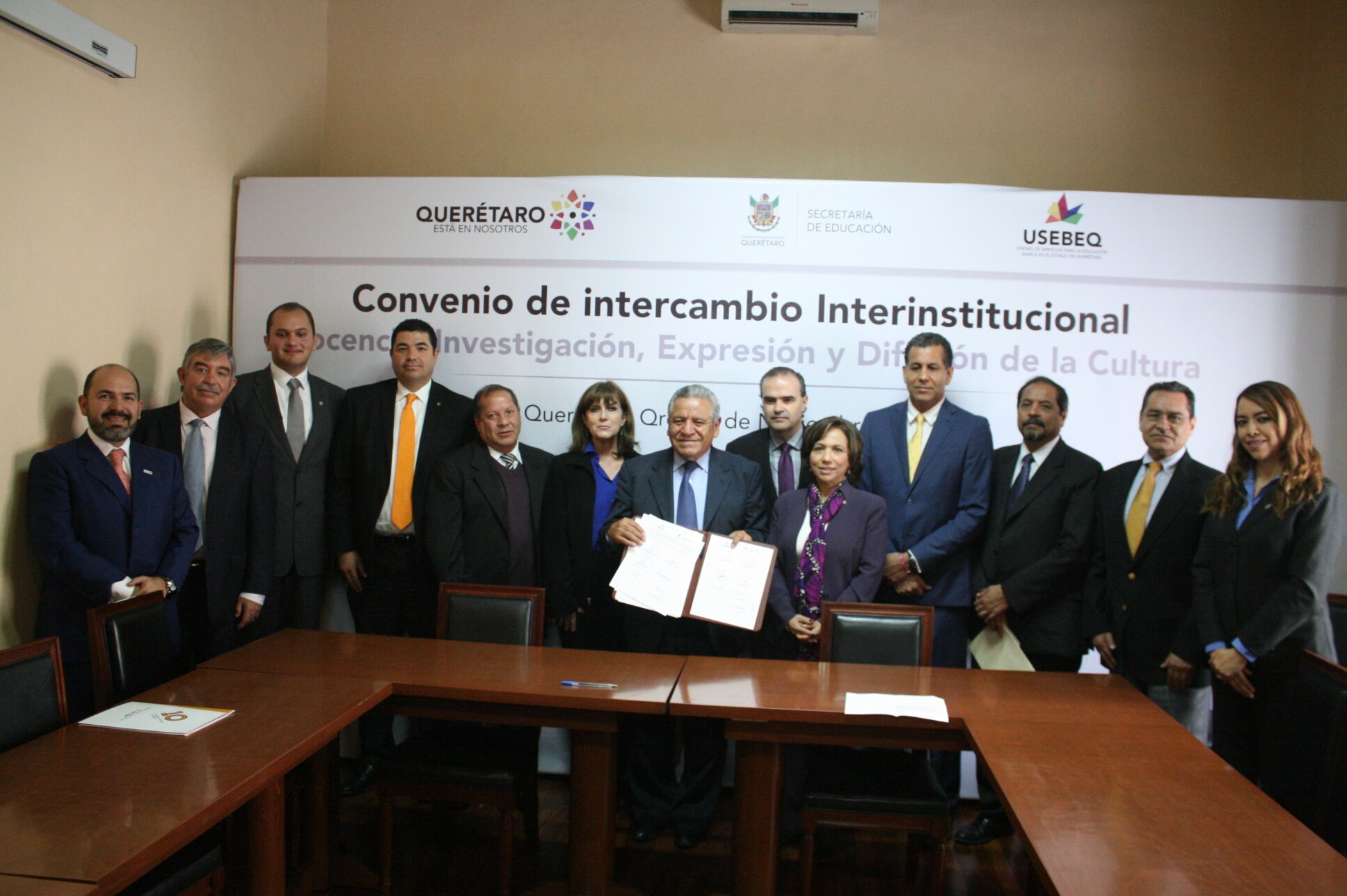 Firman histórico convenio SEDEQ, USEBEQ y Universidades