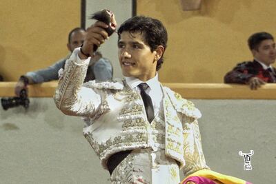 Joven torero se lleva la noche