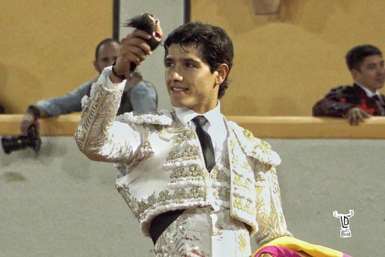 Joven torero se lleva la noche